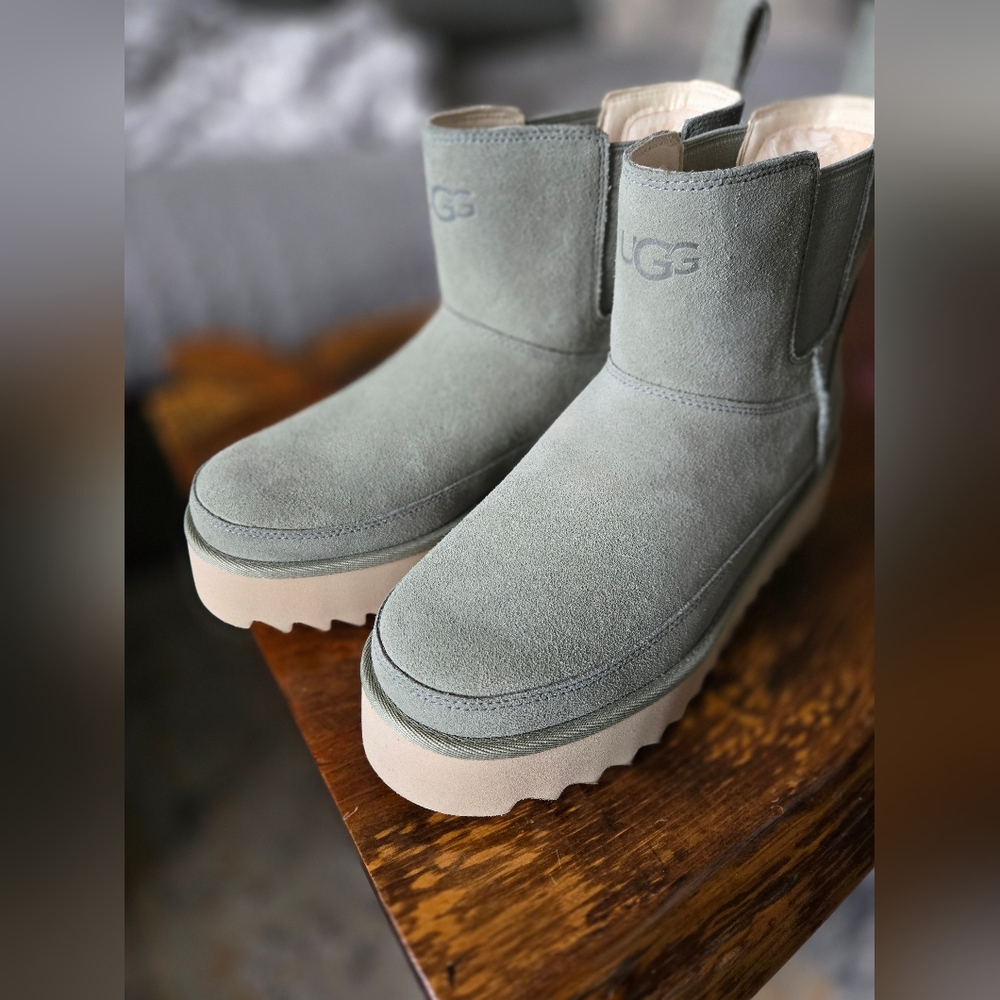 Ugg Chelsea platform mini boots